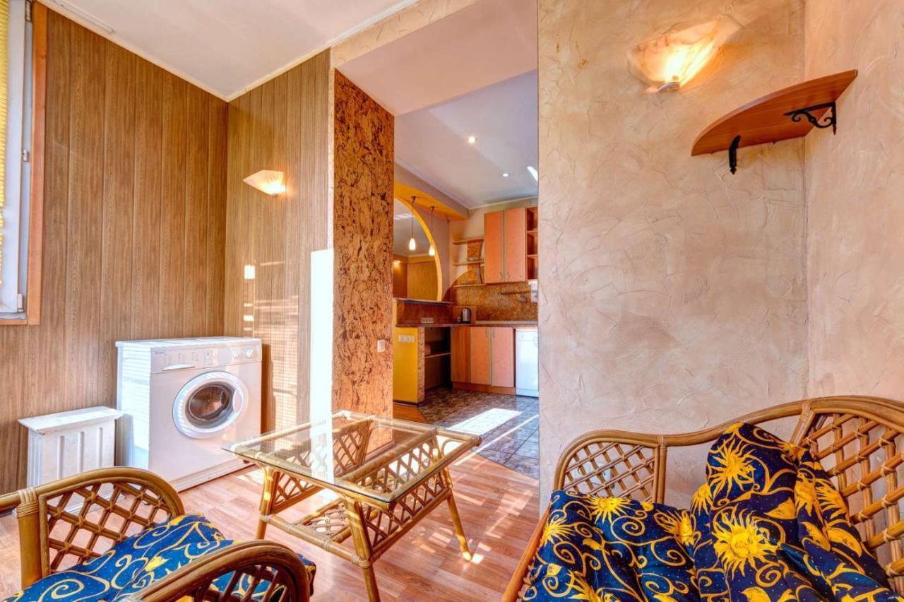 Three-Room Apartment Near Ocean Plaza เคียฟ ภายนอก รูปภาพ