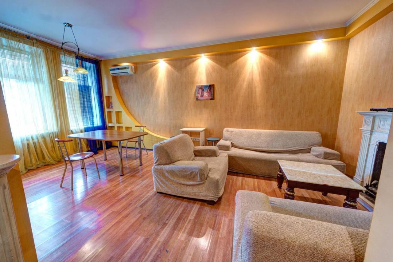 Three-Room Apartment Near Ocean Plaza เคียฟ ภายนอก รูปภาพ